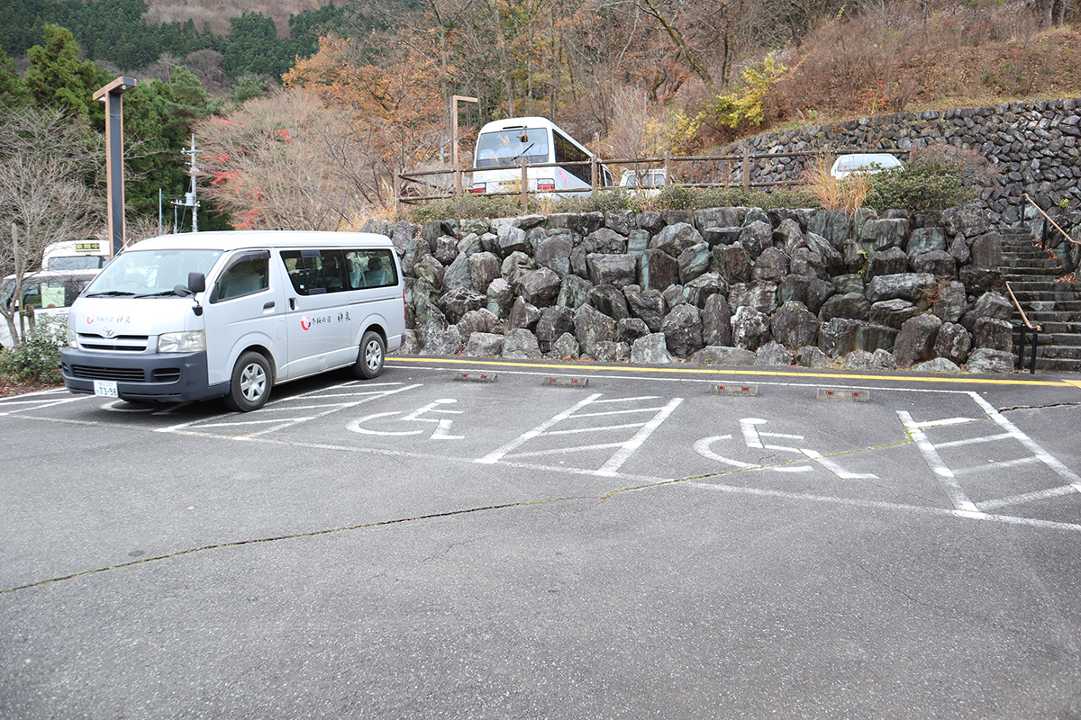 冬桜の宿神泉：エントランス・駐車場
